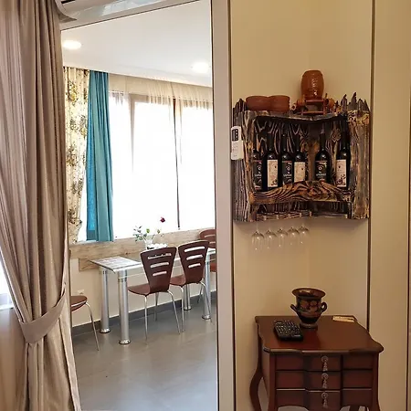 Archie'S Apartment In Old Town Батуми Экстерьер фото