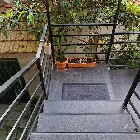 Archie'S Apartment In Old Town Батуми Экстерьер фото